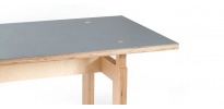 Table design LC inspiré de la célébre de table de Le Corbusier. Personnalisez cette table avec de nombreux matériaux et finition